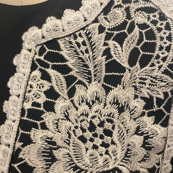 Tadashi Shoji lace/ mesh cropped blazer, size 2 - Picture 6 of 16